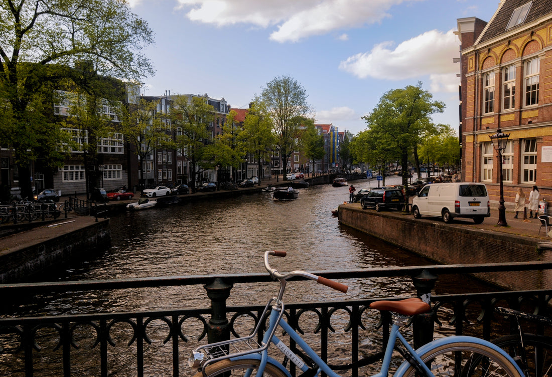 Fiets op een brug op de Amsterdamse grachten